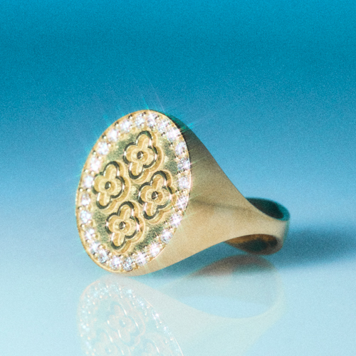 maison logo signet ring<br />
-k18 gold <br />
-diamond