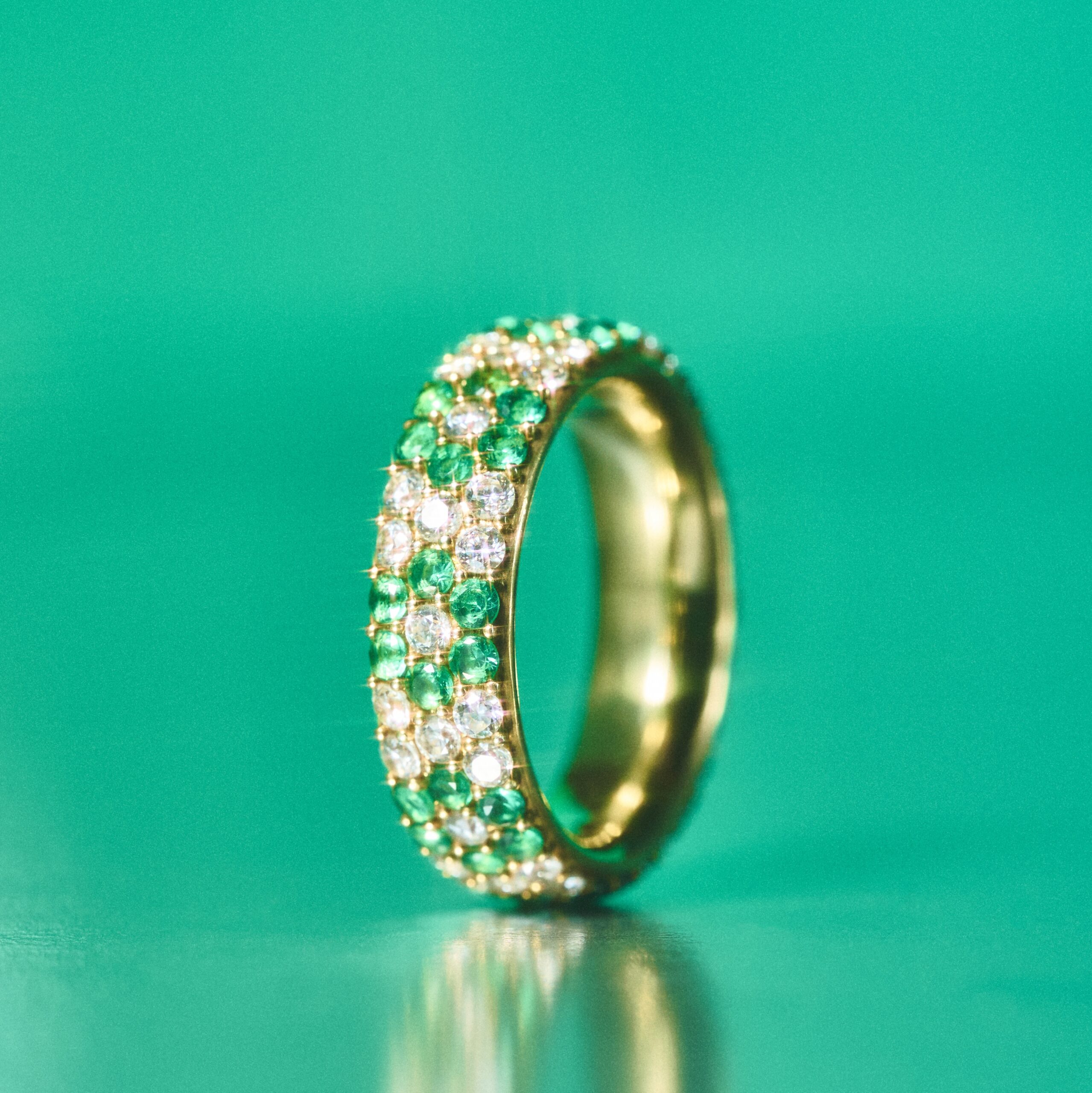 Flower pave ring<br />
K18 yellow gold<br />
Diamond, emerald<br />
¥738,000 ~