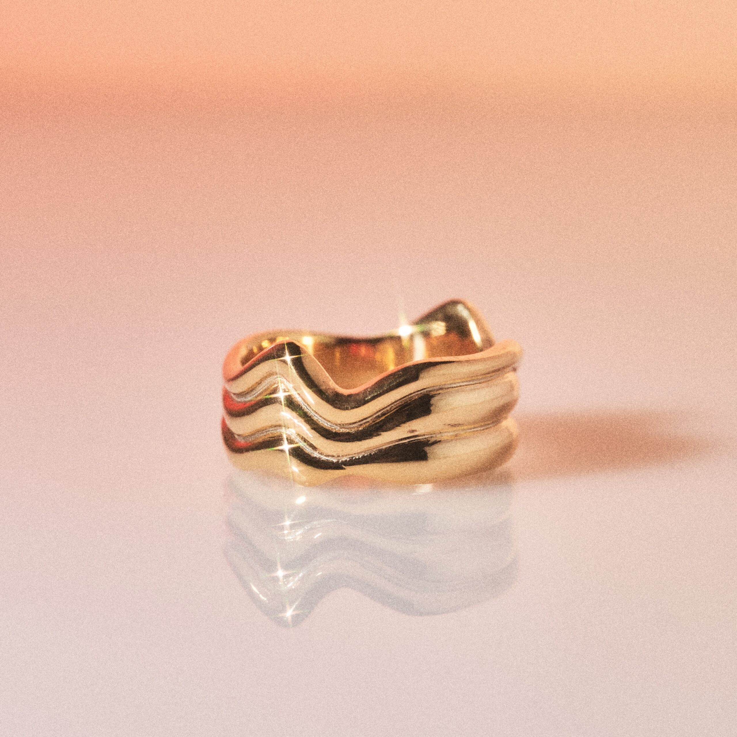 Wave ring<br />
K18 yellow gold<br />
¥276,000 ~