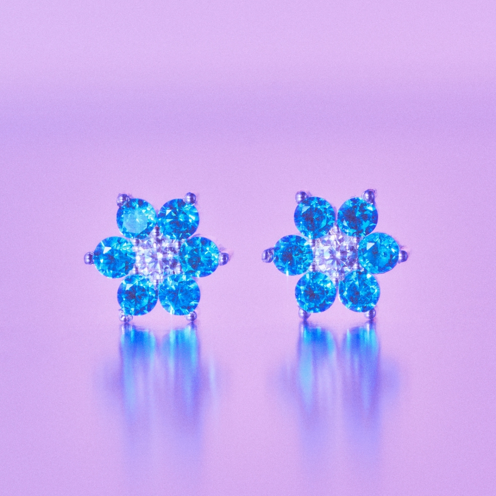 Blue bloom earrings<br />
K18 white gold<br />
Diamond, blue topaz<br />
¥183,600