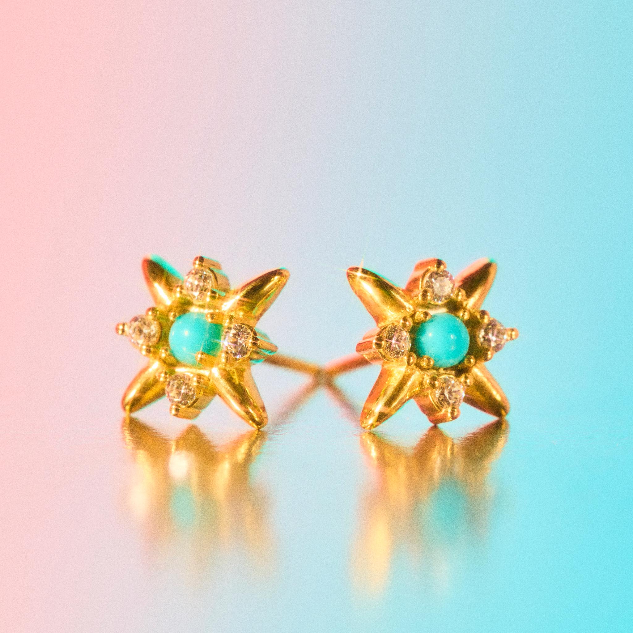 Gentle Spikes Earrings<br />
-k18 yellow gold<br />
-diamonds, turquoises
