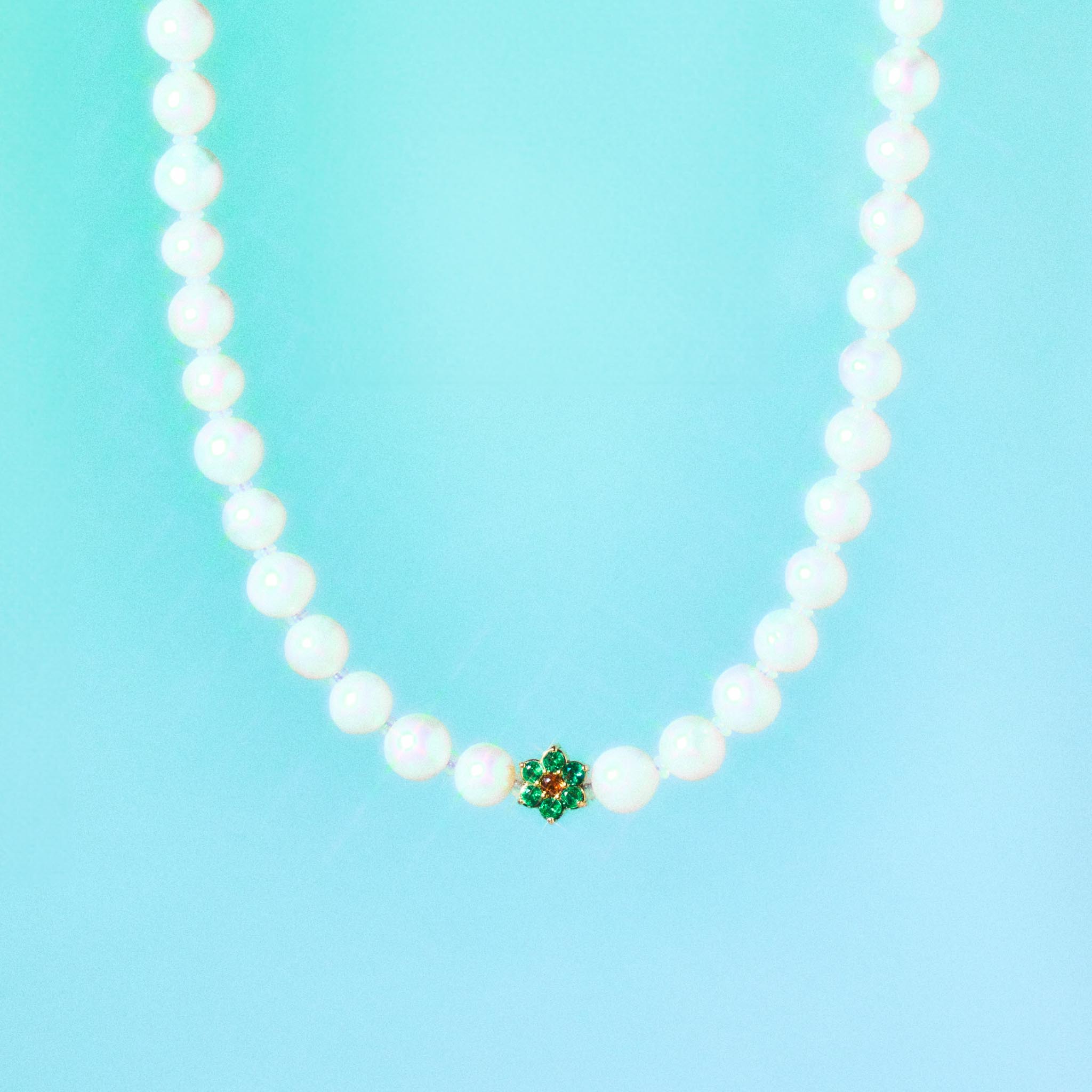 Flower Bed Necklace<br />
-k18 yellow gold<br />
-freshwater pearls, emeralds, orange garnets
